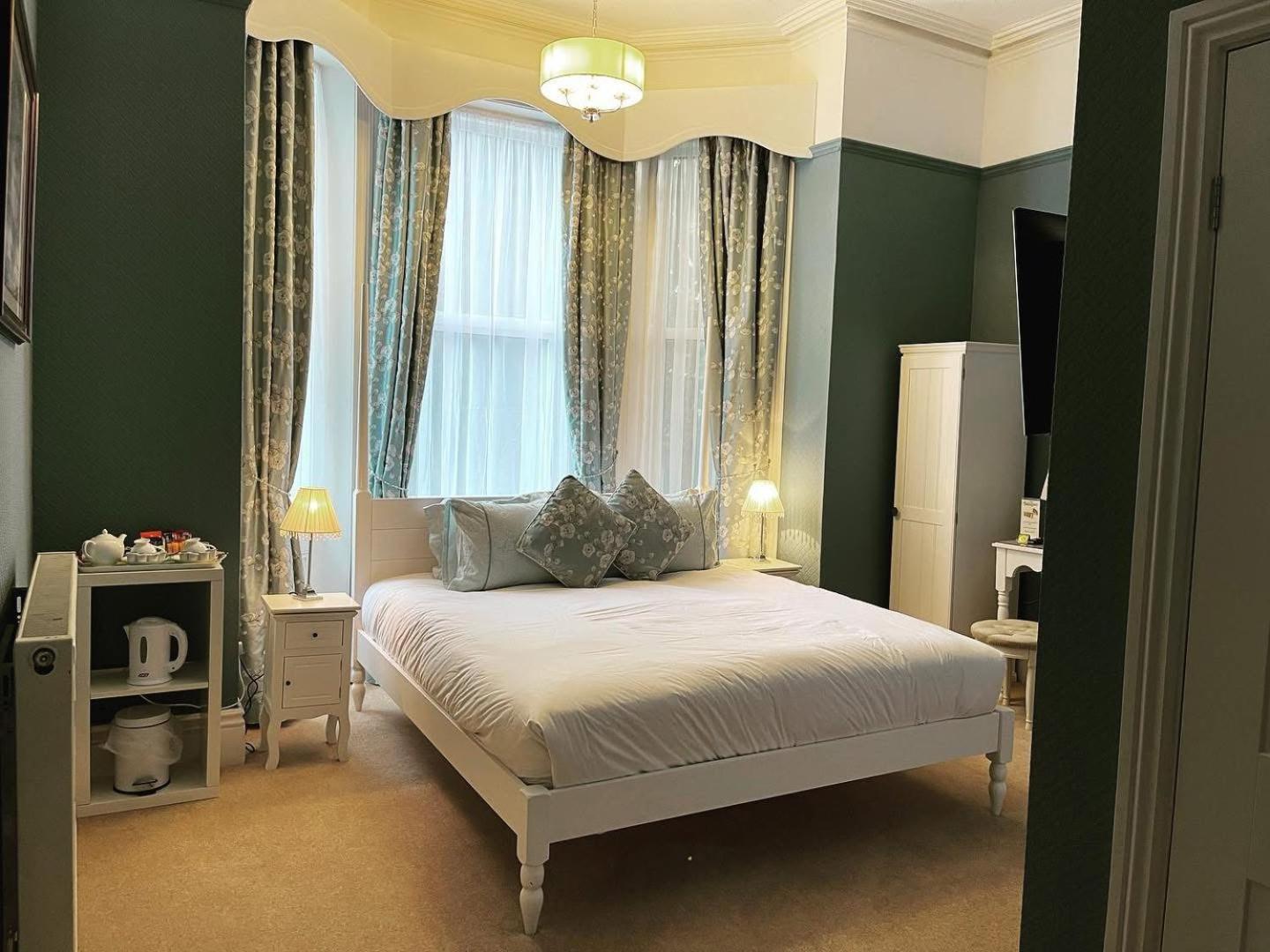Balincourt Hotel Bournemouth Exterior foto A bedroom at the hotel