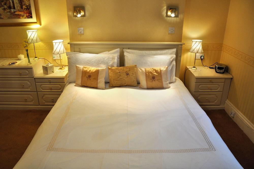 Balincourt Hotel Bournemouth Exterior foto A bed with a duvet