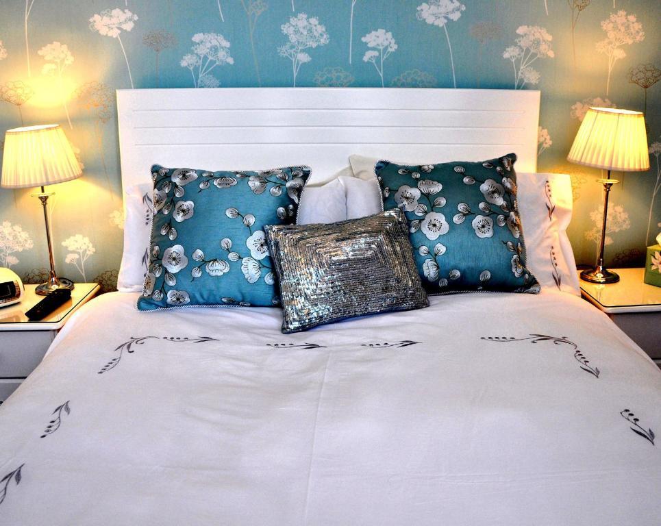 Balincourt Hotel Bournemouth Quarto foto A bed with cushions