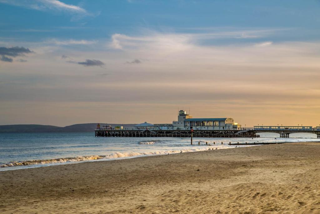 Balincourt Hotel Bournemouth Exterior foto The pier at sunset